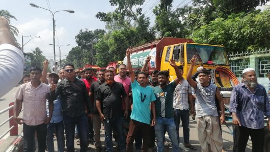 আ’লীগ নেতা জয়নালের বেপরোয়া চাঁদাবাজি (!), শাস্তি দাবি, থানায় অভিযোগ, বিক্ষোভ