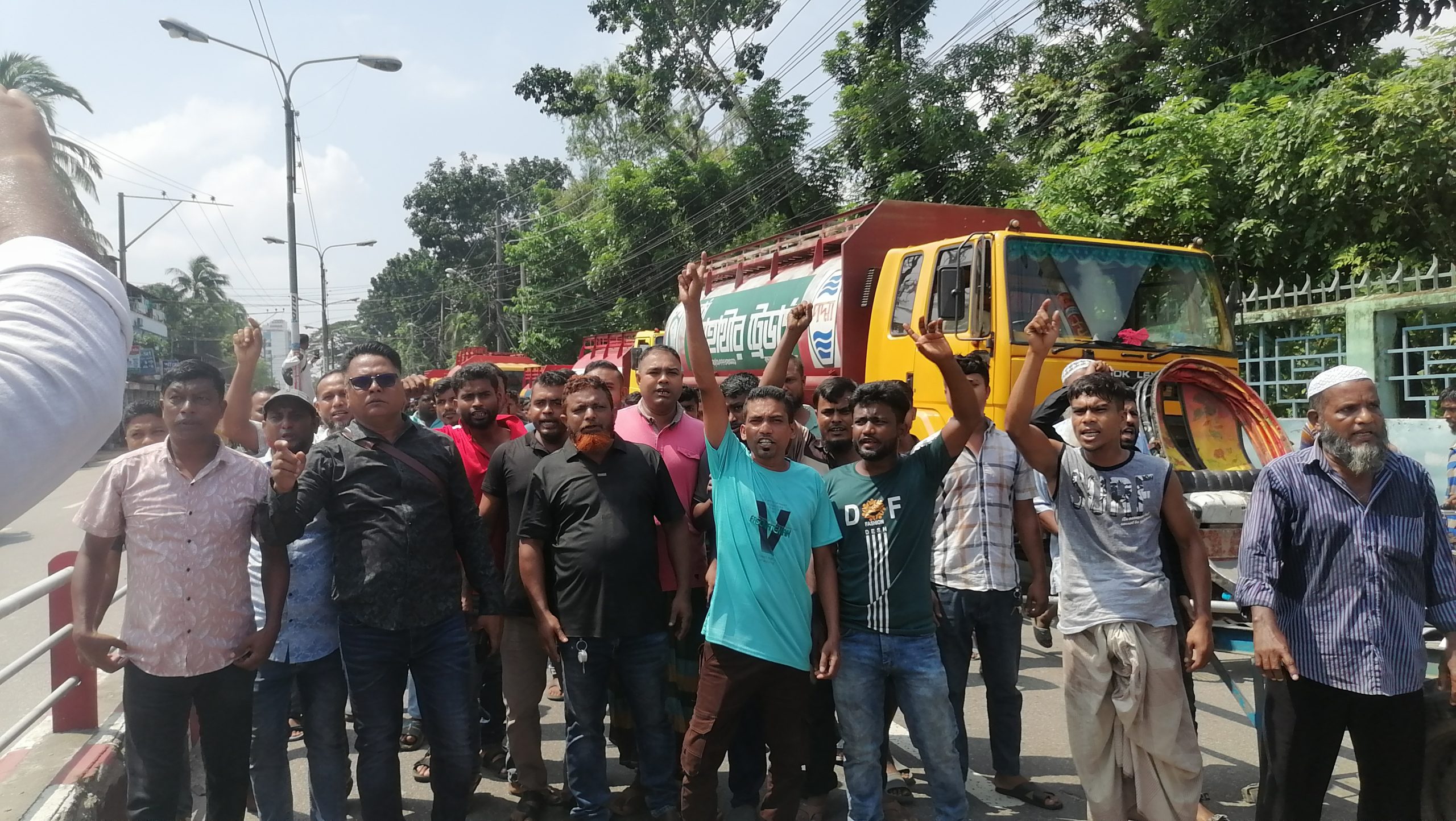 আ’লীগ নেতা জয়নালের বেপরোয়া চাঁদাবাজি (!), শাস্তি দাবি, থানায় অভিযোগ, বিক্ষোভ