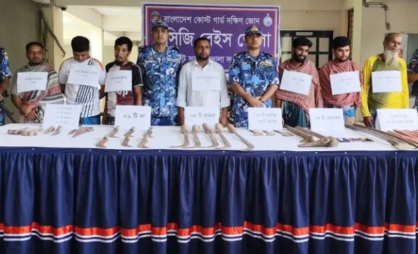 ভোলায় কোস্ট গার্ডের অভিযানে দেশীয় অস্ত্রসহ ইউপি সদস্য আটক!