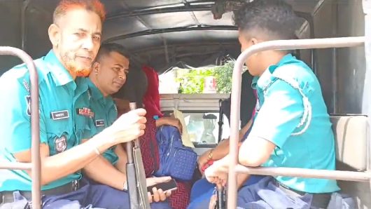 বরিশালে গালিব হোটেলে পুলিশের অভিযান, নারী পুরুষসহ আটক-৭ 