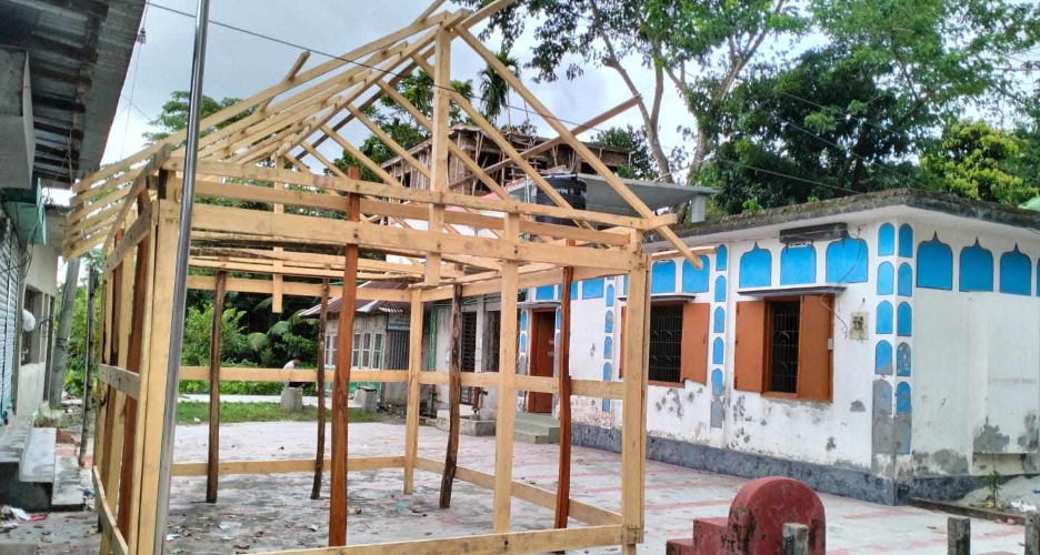 উজিরপুর মসজিদের ঈদগাহ ময়দান দখল করে দোকান নির্মাণ !