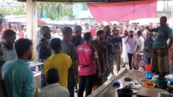পটুয়াখালী দ্রব্যমূল্য নিয়ন্ত্রণে নৌবাহিনী’র বাজার মনিটরিং!