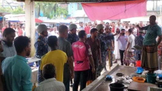 পটুয়াখালী দ্রব্যমূল্য নিয়ন্ত্রণে নৌবাহিনী’র বাজার মনিটরিং!
