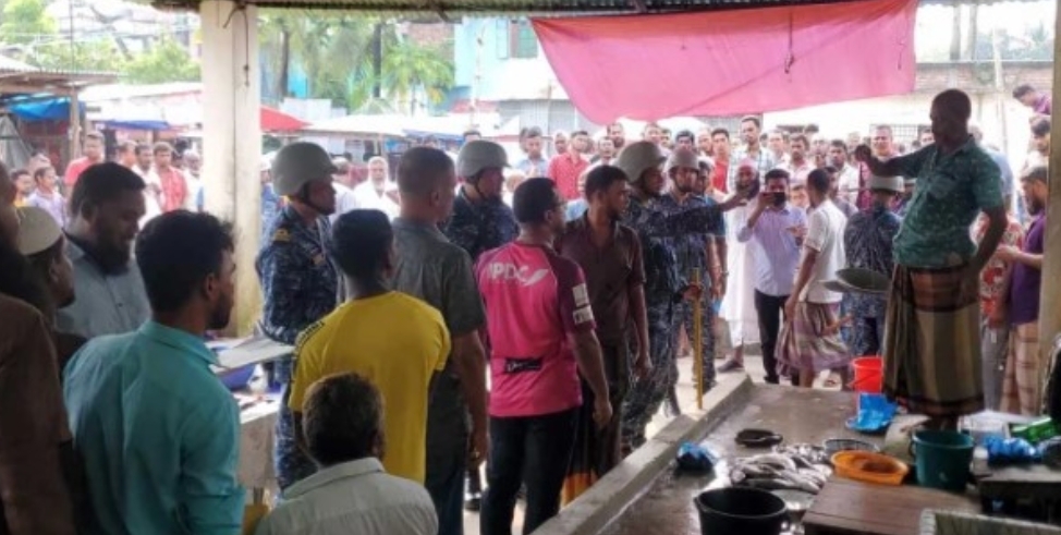 পটুয়াখালী দ্রব্যমূল্য নিয়ন্ত্রণে নৌবাহিনী’র বাজার মনিটরিং!