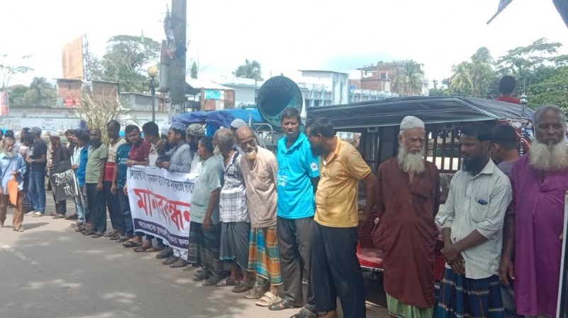 নলছিটিতে সড়ক সংস্কারের দাবিতে স্থানীয়দের মানববন্ধন