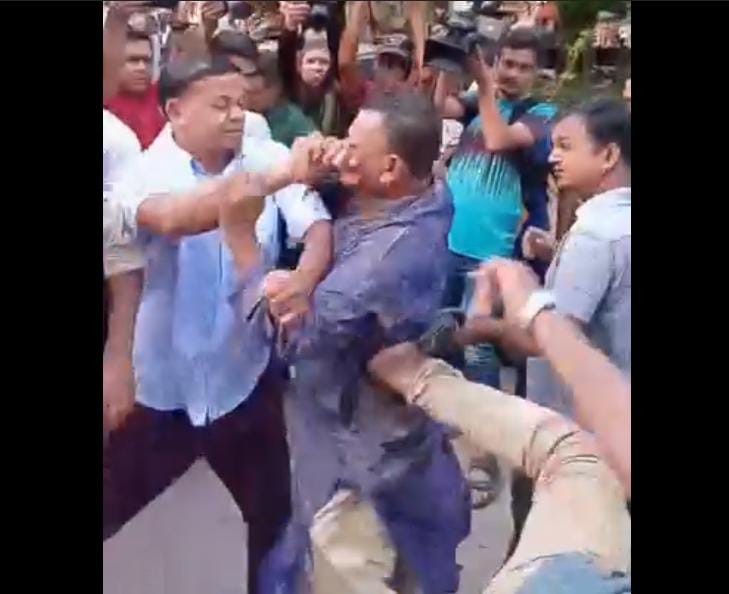 বরিশালে আদালত প্রাঙ্গণে আ’ লীগ কাউন্সিলর জয়নাল হামলার শিকার