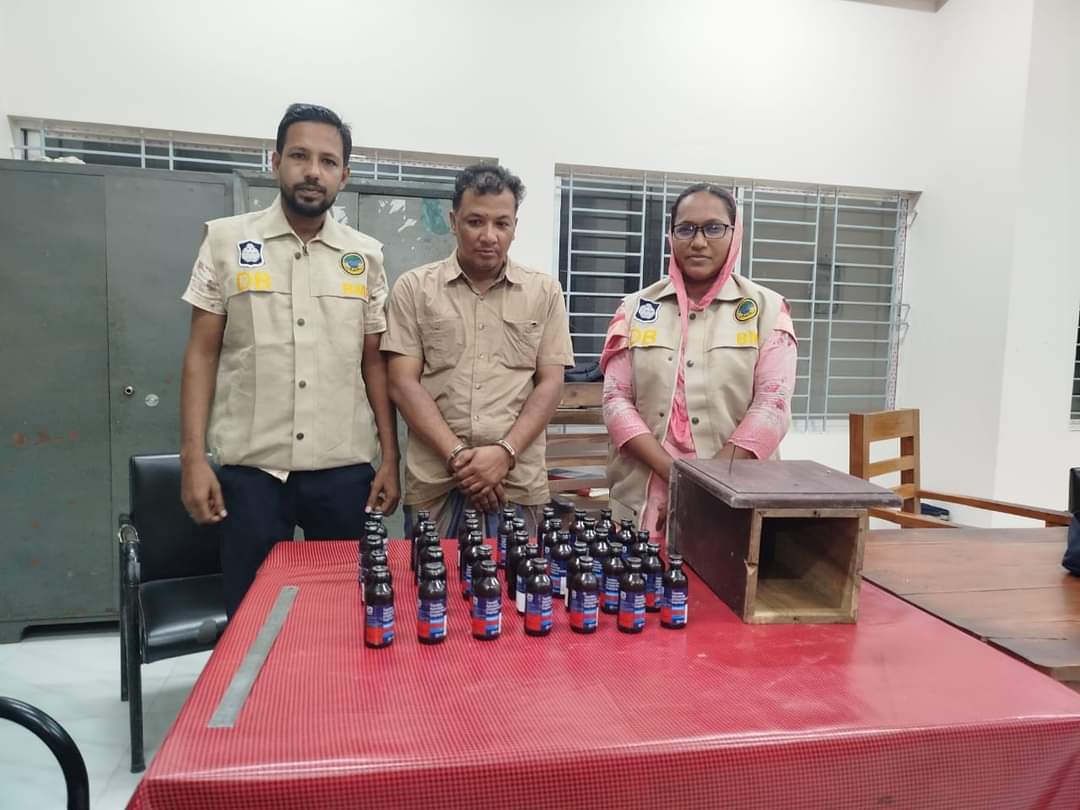বরিশালের চিহ্নিত ফেনসিডিল ব্যবসায়ী বাবুল ডিবি’র হাতে গ্রেফতার! 