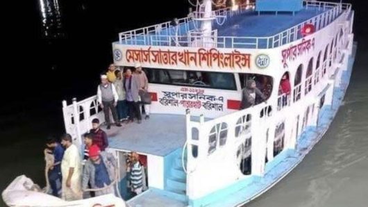 বরিশালে মাঝনদীতে যাত্রী নিয়ে ইঞ্জিন বিকল, উদ্ধার করলো আরেক লঞ্চ