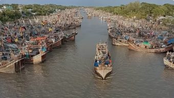 উত্তাল বঙ্গোপসাগর,তীরে ফিরছে হাজারও মাছ ধরা ট্রলার!