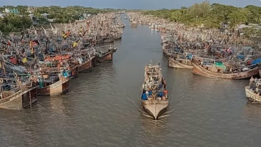 উত্তাল বঙ্গোপসাগর,তীরে ফিরছে হাজারও মাছ ধরা ট্রলার!