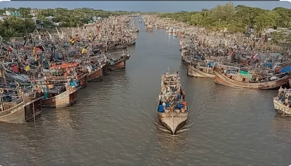উত্তাল বঙ্গোপসাগর,তীরে ফিরছে হাজারও মাছ ধরা ট্রলার!