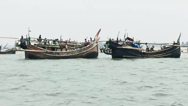 গভীর সমুদ্রে ইলিশের সন্ধানে যাচ্ছে উপকূলের জেলেরা