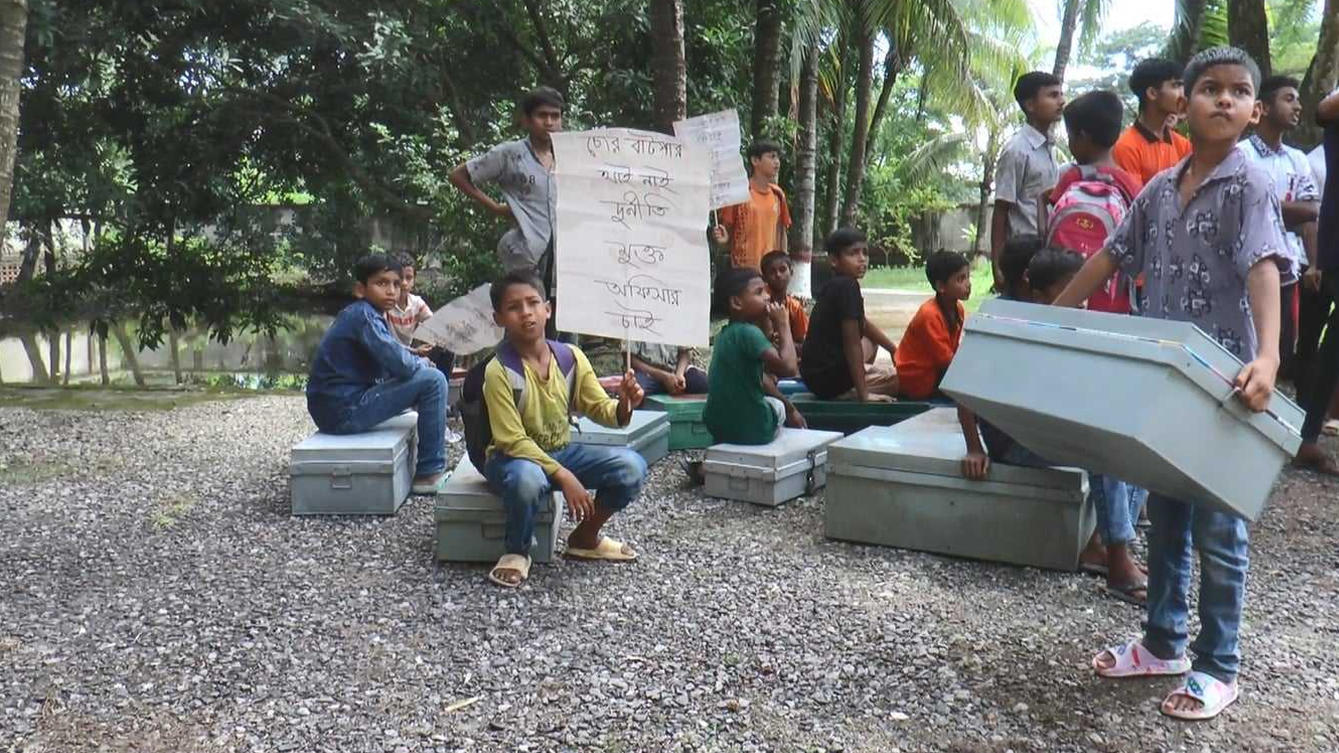 এতিমদের খাবারের টাকা পকেটে! কর্মকর্তাদের বিরুদ্ধে ব্যবস্থা নিতে মন্ত্রণালয়ে চিঠি