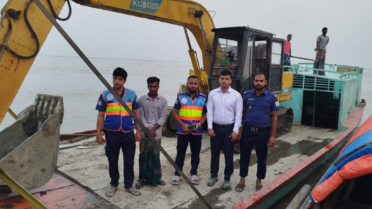 হিজলায় মেঘনা তীরের অবৈধভাবে কাটা, ভেকুসহ মালিক আটক, লাখ টাকা জরিমানা