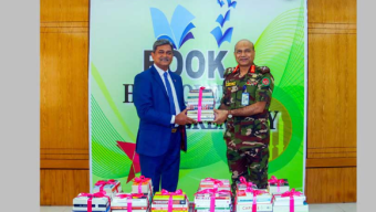 বরিশাল সেনানিবাসের লাইব্রেরিতে বিকাশের বই উপহার
