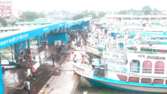 বরিশালের বৈরী আবহাওয়ার কারণে দূরপাল্লার লঞ্চ চলাচল বন্ধ