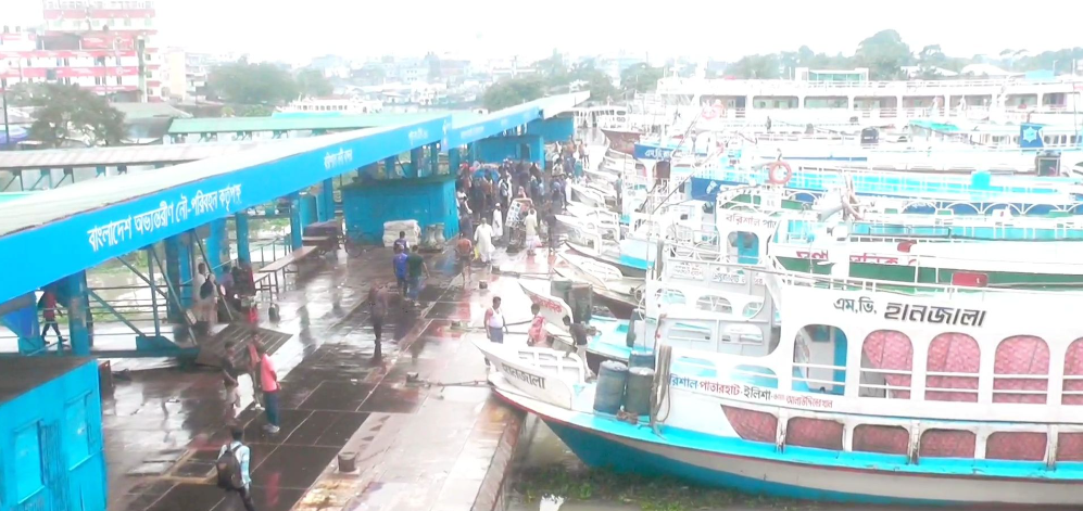 বরিশালের বৈরী আবহাওয়ার কারণে দূরপাল্লার লঞ্চ চলাচল বন্ধ