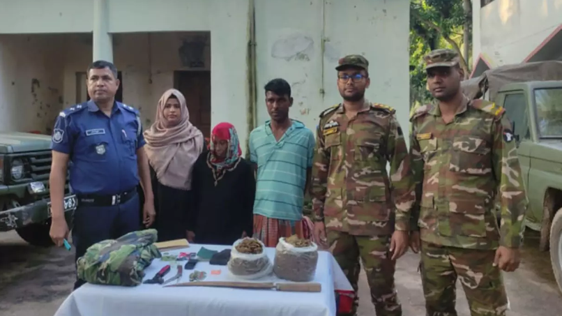 লক্ষ্মীপুরে সেনাবাহিনীর যৌথ অভিযানে মা-ছেলে আটক