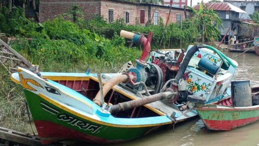 অবৈধভাবে বালু উত্তোলনের সময় ড্রেজার আটক