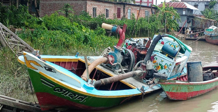 অবৈধভাবে বালু উত্তোলনের সময় ড্রেজার আটক