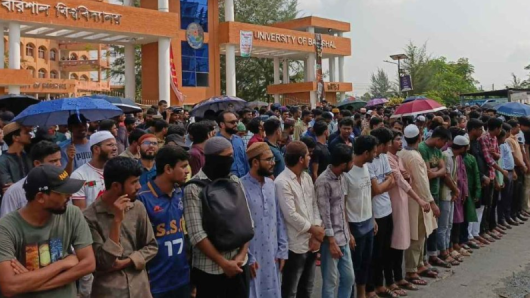 ১৩ ঘণ্টা পর মহাসড়ক ছাড়লেন বরিশাল বিশ্ববিদ্যালয় শিক্ষার্থীরা
