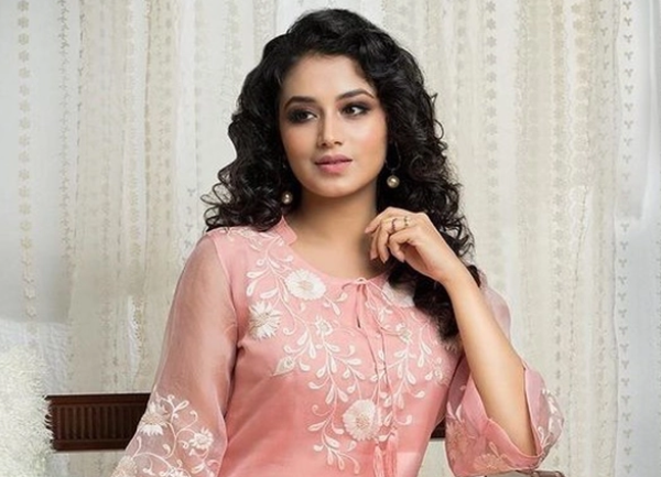 গুরুত্বপূর্ণ বন্ধুর সঙ্গে দূরত্ব ঘোচাতে যা করলেন ফারিণ