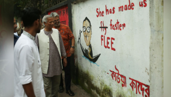 ঢাকা বিশ্ববিদ্যালয় হেঁটে হেঁটে গ্রাফিতি দেখলেন ড. ইউনূস