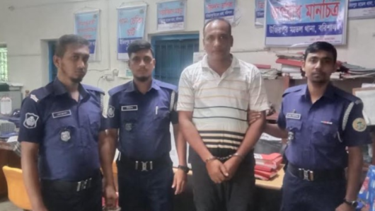 উজিরপুরে বিএনপির দলীয় অফিস অগ্নিসংযোগের মামলার আসামি র‍্যাবের হাতে গ্রেপ্তার