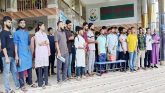 বরিশাল বিশ্ববিদ্যালয়ে মিষ্টি বিতরণ: ছাত্রলীগ নিষিদ্ধ করায়