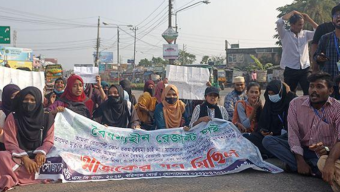 বরিশাল শিক্ষা বোর্ডের সদর দরজায় তালা শিক্ষার্থীদের বিক্ষোভ