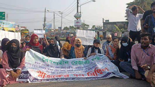 বরিশাল শিক্ষা বোর্ডের সদর দরজায় তালা শিক্ষার্থীদের বিক্ষোভ