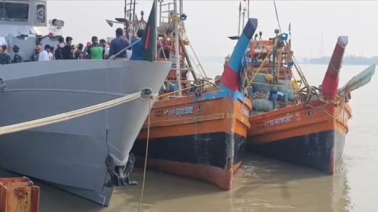 অবৈধ অনুপ্রবেশ করে ইলিশ শিকার, ৩১ জেলেসহ ভারতীয় ২টি বোট আটক