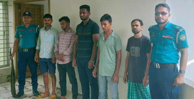 বরিশালে আবাসিক হোটেলে স্বামীর সঙ্গে রাত্রিযাপন: ভিডিও ধারণ করে গৃহবধূকে সংঘবদ্ধ ধ.র্ষ.ণ, গ্রেপ্তার ৫
