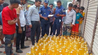 মুলাদী ওএমএসের ডিলারের বাড়ি থেকে ১৯২ বোতল তেল ও ৫ বস্তা ডাল জব্দ