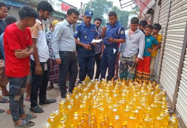 মুলাদী ওএমএসের ডিলারের বাড়ি থেকে ১৯২ বোতল তেল ও ৫ বস্তা ডাল জব্দ