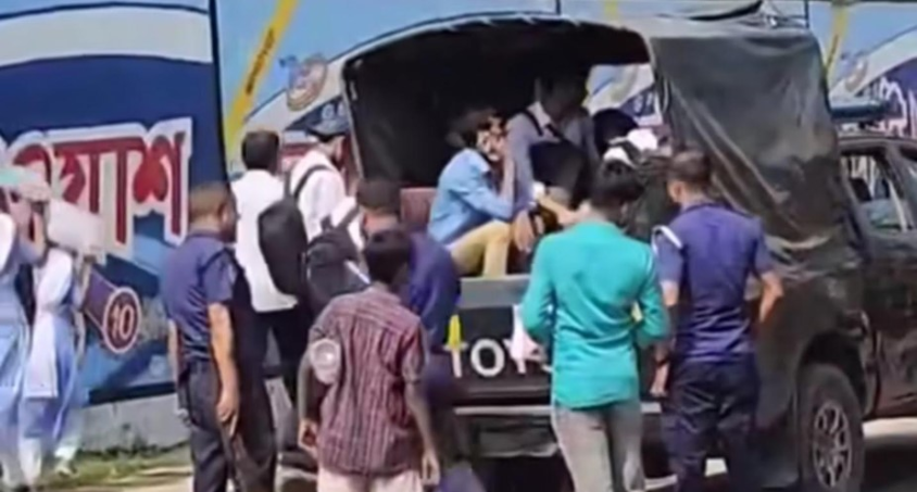 গোপালগঞ্জে কলেজ ফাঁকি দিয়ে পার্কে আড্ডা দেওয়ায় ৪০ শিক্ষার্থী আটক