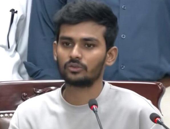 চার ঘণ্টা করে ট্রাফিক পুলিশের দায়িত্ব পালন করবে শিক্ষার্থীরা:: উপদেষ্টা আসিফ মাহমুদ