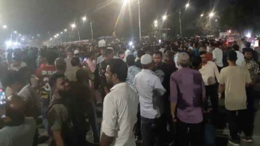 বঙ্গভবনের সামনে বিক্ষোভ: রাষ্ট্রপতির পদত্যাগের দাবিতে