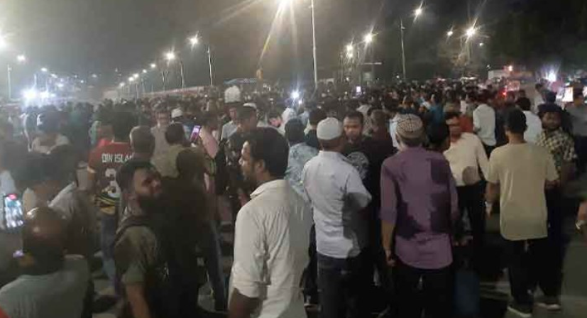 বঙ্গভবনের সামনে বিক্ষোভ: রাষ্ট্রপতির পদত্যাগের দাবিতে