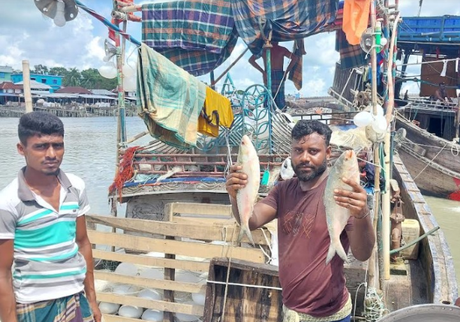 সাগরে ২২ দিনের মাছ ধরার নিষেধাজ্ঞা আজ মধ্যরাত থেকে শুরু