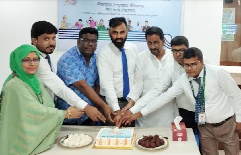 প্রিমিয়ার ব্যাংকের ২৫ বছর পূর্তি কেক কেটে উদযাপন