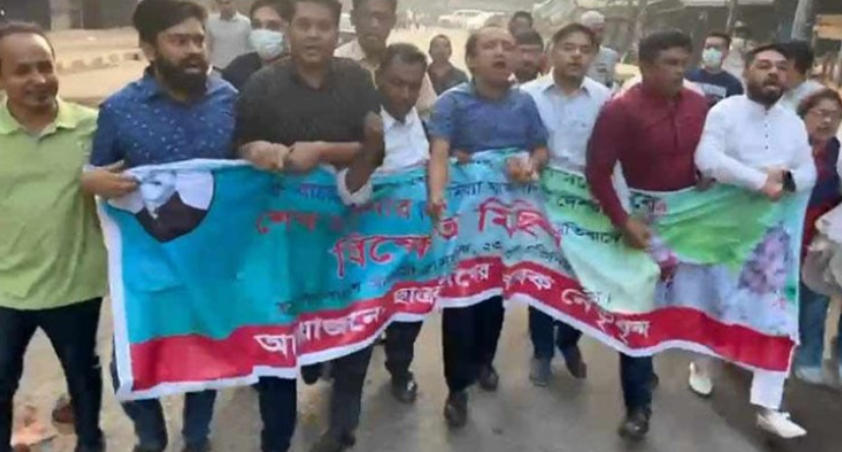 আ’লীগের সভাপতি শেখ হাসিনার বিরুদ্ধে মামলা প্রত্যাহারের দাবিতে ছাত্রলীগের বিক্ষোভ