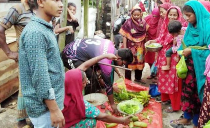 বরিশালে ন্যায্যমূল্যের দোকান প্রথম দিনেই ব্যাপক সাড়া