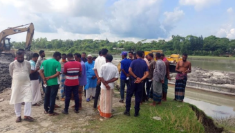 পটুয়াখালী নদী থেকে অবৈধভাবে মাটি কাটার দায়ে জরিমানা