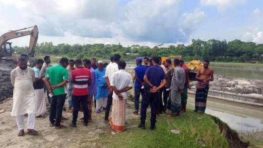 পটুয়াখালী নদী থেকে অবৈধভাবে মাটি কাটার দায়ে জরিমানা