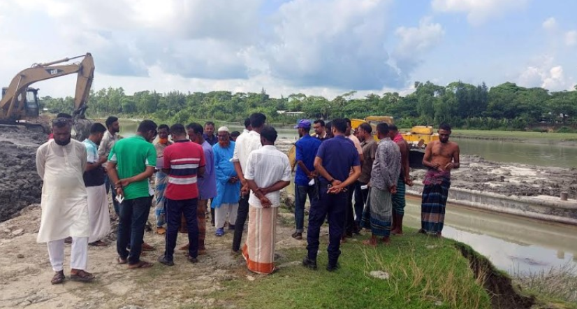 পটুয়াখালী নদী থেকে অবৈধভাবে মাটি কাটার দায়ে জরিমানা