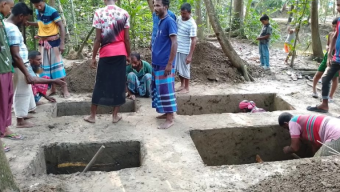 পিরোজপুরে পাশাপাশি খোঁড়া হচ্ছে একই পরিবারের ৪ জনের কবর