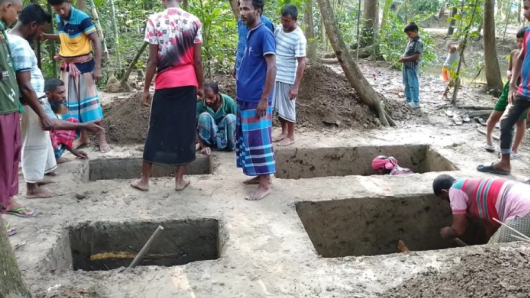 পিরোজপুরে পাশাপাশি খোঁড়া হচ্ছে একই পরিবারের ৪ জনের কবর