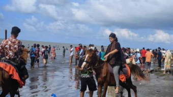 কুয়াকাটা দুর্গাপূজা উপলক্ষে পর্যটকে মুখ