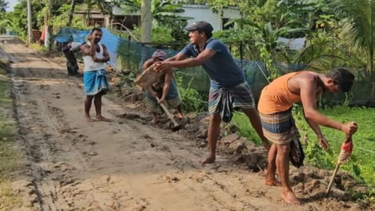 জনদুর্ভোগ কমাতে বিএনপি নেতার অর্থায়নে রাস্তা সংস্কার